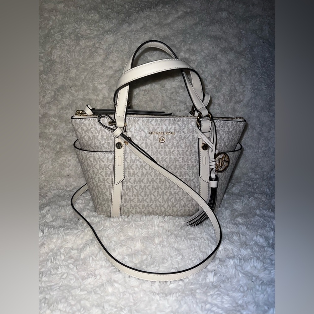 Michael Kors
Logo Sullivan Small Convertible Top Zip Tote